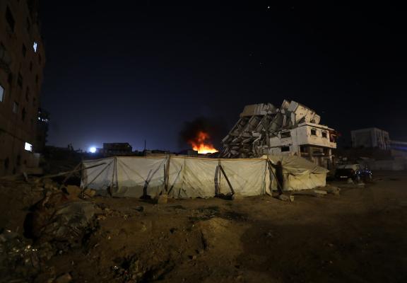 شنّ الجيش الإسرائيلي غارة جوية قرب مخيم خيام بعد تحذير السكان بالإخلاء قبل الغارة، مدينة غزة، الأربعاء 11 مارس/آذار 2026. صورة: عمر أشتوي