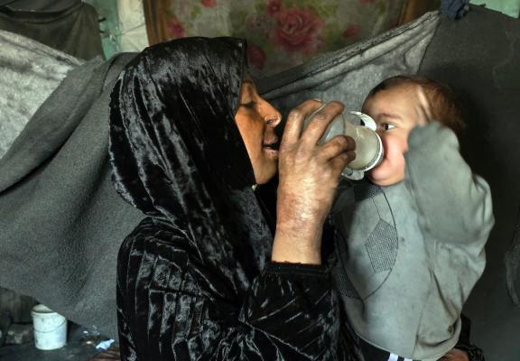 في اليوم العالمي للمرأة، تعيش الفلسطينية إكرام النجار في غرفة متضررة بمدرسة حُوِّلت إلى مأوى للنازحين في خان يونس، بعد أن فقدت معظم أفراد أسرتها خلال الحرب. خان يونس، قطاع غزة، 8 مارس/آذار 2026. تصوير: طارق محمد