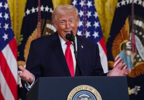 ترمب قال إن الولايات المتحدة لا تستفيد من مضيق هرمز وإن الدول المستفيدة عليها حمايته (أسوشيتد برس)