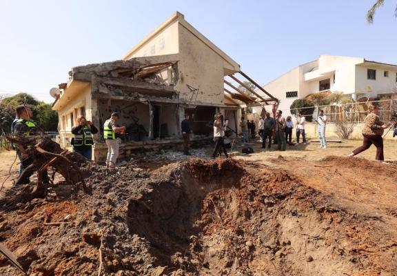 هانيل، إسرائيل 12 مارس 2026 (شينخوا) في الصورة المُلتقطة يوم 12 مارس 2026، منزل مُتضرّر في هانيل وسط إسرائيل، جرَّاء سقوط قذيفة أُطْلِقَت من لبنان. وقد أعلن الحرس الثوري الإيراني تنفيذ عملية مشتركة مع حزب الله ضد إسرائيل..JPG