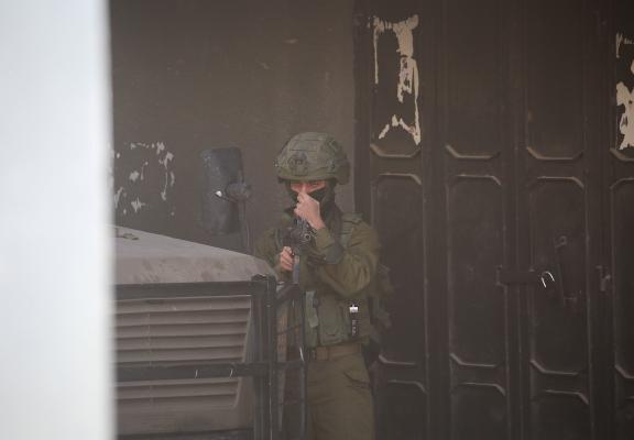 داهمت القوات الإسرائيلية مخيم عسكر للاجئين شرق نابلس في الضفة الغربية، في عملية عسكرية واسعة النطاق بتاريخ 2 مارس/آذار 2026. (صورة: محمد ناصر)