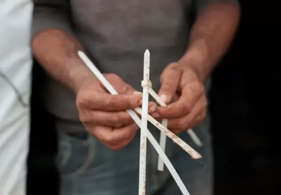 صهيب أبو الكباش يحمل أربطة بلاستيكية استُخدمت خلال هجوم شنّه مستوطنون إسرائيليون على تجمع حمصة البدوي بالضفة الغربية المحتلة يوم 19 مارس آذار 2026. (تصوير، محمد توركمان).webp