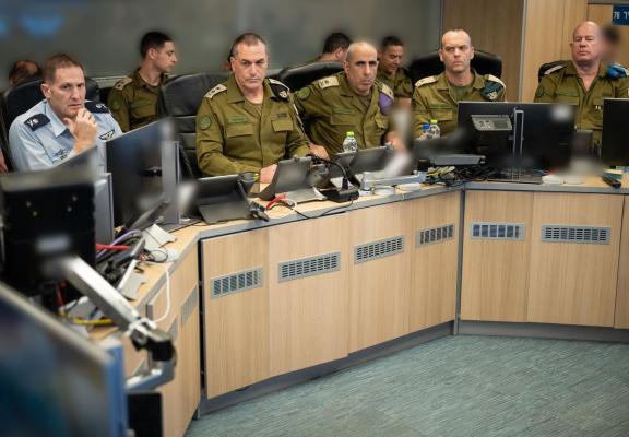 زامير، خلال لحظات شن الضربات في لبنان من غرفة القيادة في سلاح الجو ....jpg