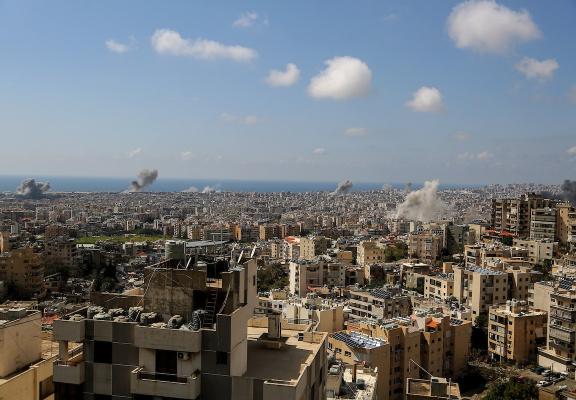 8 أبريل/نيسان 2026، بيروت، لبنان: يتصاعد الدخان من الضاحية الجنوبية لبيروت، معقل حزب الله الموالي لإيران، عقب موجة من الغارات الجوية الإسرائيلية المتزامنة (حقوق الصورة: © مروان نعماني/وكالة الأنباء الألمانية ZUMA Press/APA Images)