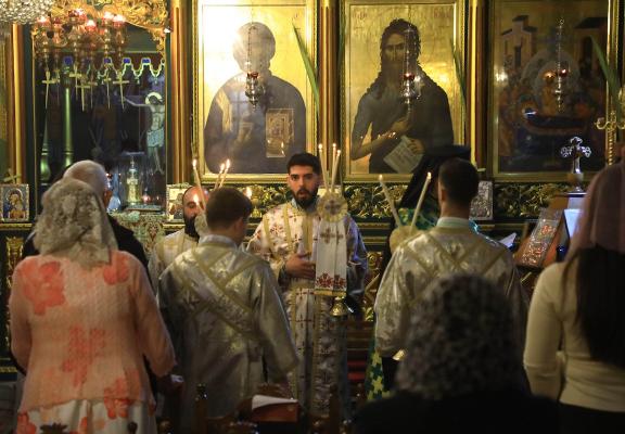 حضر مسيحيون أرثوذكس مقيمون في مدينة غزة، قداسًا في كنيسة القديس بورفيريوس احتفالًا بأحد الشعانين، الذي يُحيي ذكرى دخول السيد المسيح إلى القدس واستقبال الشعب له بأغصان النخيل، 5 أبريل/نيسان 2026. تصوير: هاشم زامو/apaimages