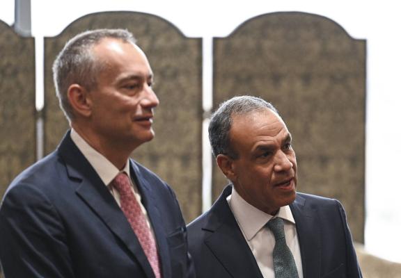 وزير الخارجية المصري بدر عبد العاطي مع الممثل الأعلى لمجلس السلام نيكولاي ملادينوف في 1 أبريل 2026 (إ.ب.أ).jpeg