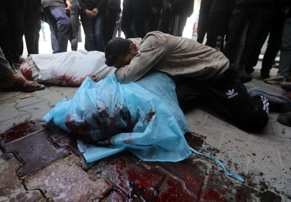 وصلت جثامين أربعة فلسطينيين، بينهم طفل، إلى مستشفى الشفاء بعد مقتلهم إثر استهداف الجيش الإسرائيلي سيارة شرطة في شارع النفق بمدينة غزة في 14 أبريل/نيسان 2026. (صورة: بلال أسامة)