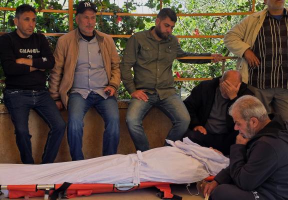 ودّع الفلسطينيون جثمان يحيى سعيد يحيى الآغا (48 عامًا)، الذي استشهد على يد القوات الإسرائيلية في خان يونس، جنوب قطاع غزة، في 12 أبريل/نيسان 2026. صورة: طارق محمد