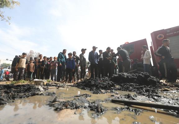 تحاول فرق الدفاع المدني ومتطوعون إخماد حريق اندلع في خيمة تأوي نازحين إثر انفجار ذخائر غير منفجرة خلّفها الجيش الإسرائيلي في مخيم النصيرات للاجئين وسط قطاع غزة، 15 أبريل/نيسان 2026. صورة: معز صالحي