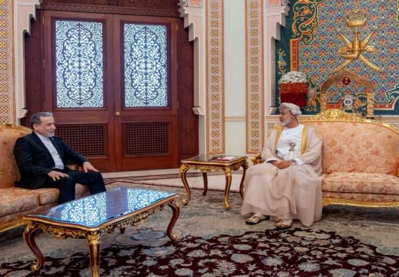 وزير الخارجية الإيراني عباس عراقجي يلتقي سلطان عُمان هيثم بن طارق آل سعيد في قصر البركة بمسقط، 26 نيسان 2026. (رويترز).jpeg