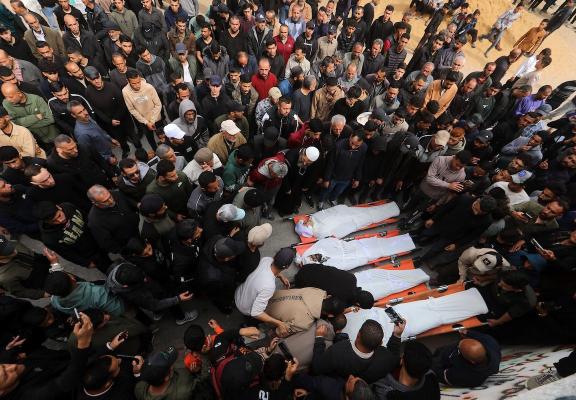 ودّع المشيّعون جثامين الفلسطينيين الذين سقطوا في غارة جوية إسرائيلية على مخيم الشاطئ للاجئين خلال جنازتهم في مدينة غزة في 15 أبريل/نيسان 2026.  صورة: بلال أسامة