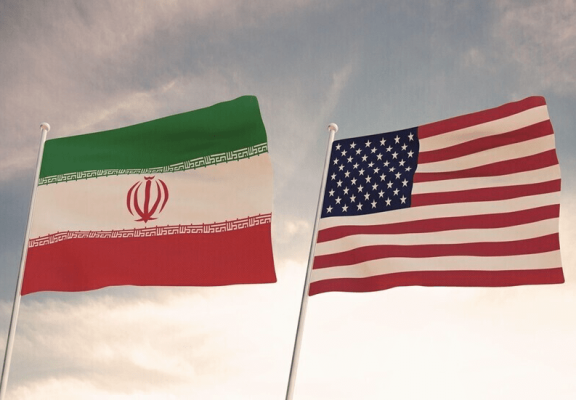 العلمين الأمريكي و الإيراني.png