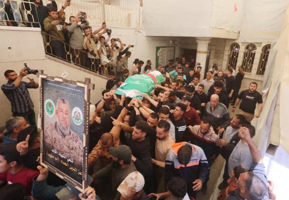مشيعون يحملون جثمان قائد الجناح العسكري لحركة حماس، عز الدين الحداد، خلال جنازته في مدينة غزة، بعد اغتياله في غارة إسرائيلية استهدفته مساء الجمعة. غزة، 16 مايو/أيار 2026. تصوير: بلال أسامة