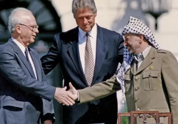وُقعت الاتفاقية في العاصمة النرويجية أوسلو بتاريخ 13 أيلول 1993 ( ويب).webp
