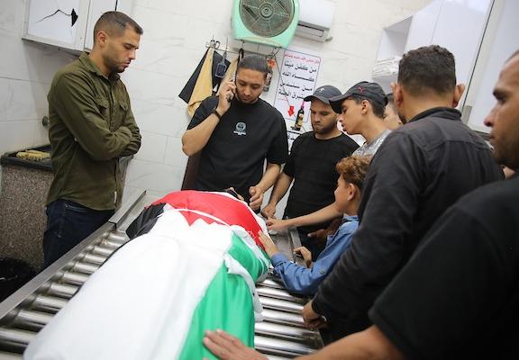 يحمل المشيعون جثمان الفلسطيني سالم قريقع خلال جنازته في مدينة غزة، قطاع غزة، في 30 مايو/أيار 2026. قُتل قريقع في غارة جوية إسرائيلية استهدفت حي الرمال في مدينة غزة أمس. صورة: عمر أشتوي