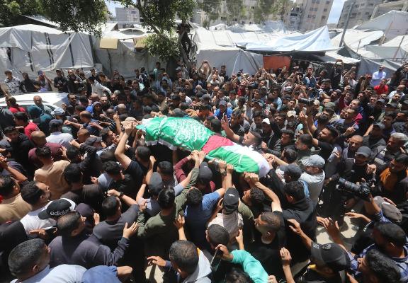 مشيعون يحملون جثمان قائد الجناح العسكري لحركة حماس، عز الدين الحداد، خلال جنازته في مدينة غزة، بعد اغتياله في غارة إسرائيلية استهدفته مساء الجمعة. غزة، 16 مايو/أيار 2026. تصوير: بلال أسامة