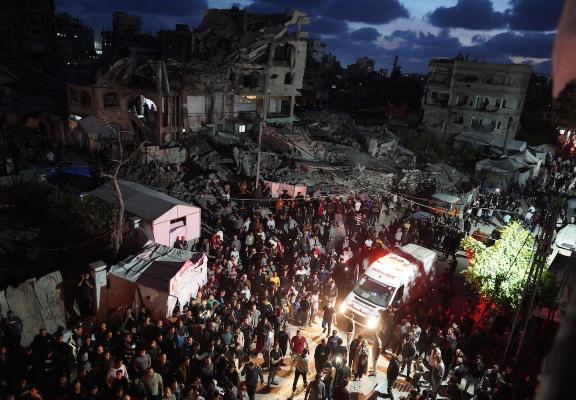 ردود فعل فلسطينية على حريق اندلع عقب غارة إسرائيلية على مبنى سكني في حي الرمال بمدينة غزة، الجمعة 15 مايو/أيار 2026. صورة: عمر أشتوي.