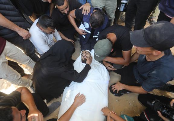 غزة: فلسطينيون يشيعون جثامين عدد من رجال الشرطة الذين قضوا في غارة إسرائيلية استهدفت منطقة التوام شمال قطاع غزة، وذلك داخل مستشفى الشفاء، بتاريخ 23 مايو/أيار 2026.تصوير : بلال أسامة