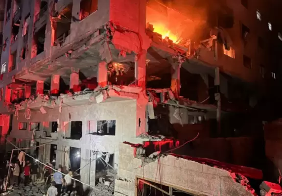 اندلاع حريق إثر قصف لشقة سكنية بمدينة غزة قال _الجيش الإسرائيلي إنه اغتال عز الدين الحداد بداخلها (رويترز).webp