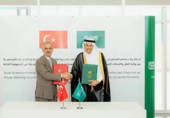 وزير النقل السعودي صالح الجاسر مع نظيره التركي عبد القادر أورال أوغلو خلال توقيع مذكرة تفاهم بالرياض (واس).webp
