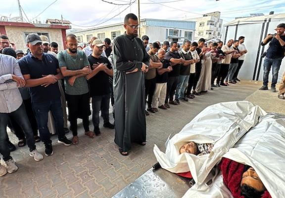 أقارب ومشيعون يودّعون جثماني صقر خليل أبو كريم ومؤمن خليل أبو كريم (العايدي) في مستشفى شهداء الأقصى بدير البلح، وسط قطاع غزة، بعد استشهادهما في غارة إسرائيلية استهدفت محيط دوار مكي في مخيم المغازي، 3 حزيران/يونيو 2026. تصوير: أحمد إبراهيم