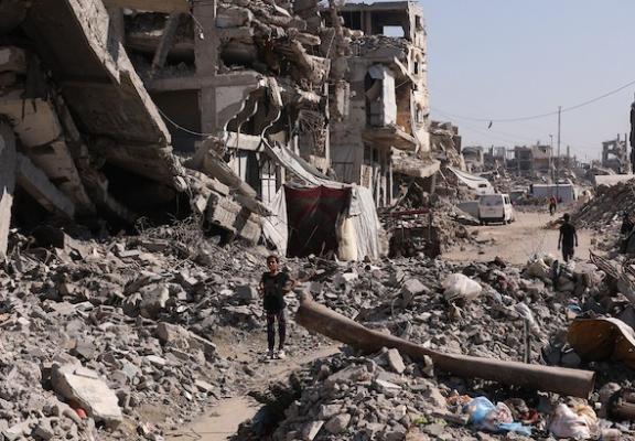 يواصل الفلسطينيون النازحون حياتهم اليومية بين المباني المتضررة من الحرب في حي الزيتون شرق مدينة غزة، بتاريخ 24 يونيو/حزيران 2026.صورة: بلال أسامة