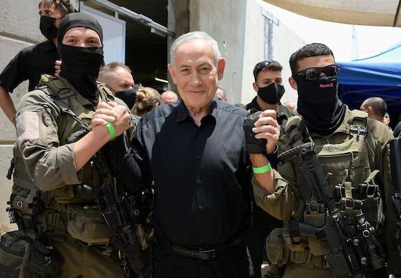 رئيس الوزراء الإسرائيلي بنيامين نتنياهو يزور الفرقة 36 على طول الحدود الشمالية لإسرائيل، برفقة وزير الجيش يسرائيل كاتس ونائب رئيس الأركان اللواء تامير يدائي، 30 مايو/أيار 2026. (صورة من مكتب رئيس الوزراء الإسرائيلي)