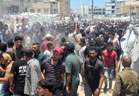 جثمان زكي أبو مصطفى، قائد في سرايا القدس، خلال جنازته في خان يونس، جنوب قطاع غزة، في 20 يونيو/حزيران 2026.صورة: طارق محمد