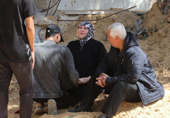 مشيّعون يودّعون جثامين تسعة فلسطينيين في مستشفى الشفاء بمدينة غزة، بعد استشهادهم في غارات جوية إسرائيلية استهدفت أربع شقق سكنية في مناطق متفرقة من المدينة، 4 حزيران/يونيو 2026. تصوير: بلال أسامة.