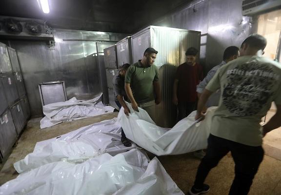 ودّع المشيّعون جثامين تسعة فلسطينيين في مستشفى الشفاء بمدينة غزة، في 4 يونيو/حزيران 2026، بعد استشهادهم في غارات جوية إسرائيلية استهدفت مناطق متفرقة من المدينة خلال الليل.  (صورة: بلال أسامة)
