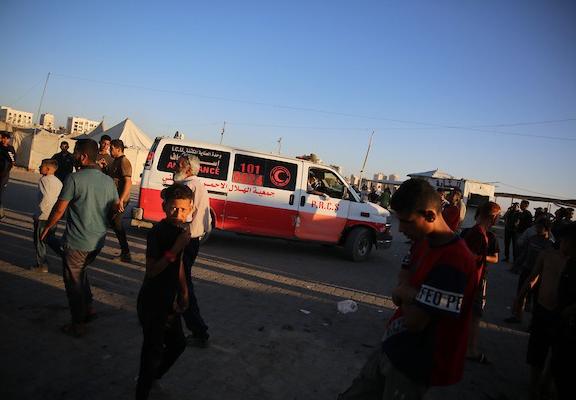 يتفقد فلسطينيون موقع غارة إسرائيلية استهدفت تجمعاً للأفراد في ميناء غزة، غرب مدينة غزة، في 31 مايو/أيار 2026. (صورة: بلال أسامة)