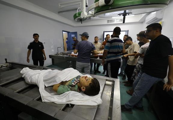 تجمع المشيعون حول جثماني الممرض محمد الهبيل وطفله خلال جنازتهما في مستشفى الشفاء بمدينة غزة، قطاع غزة، في 15 يونيو/حزيران 2026.صورة: هادي داود