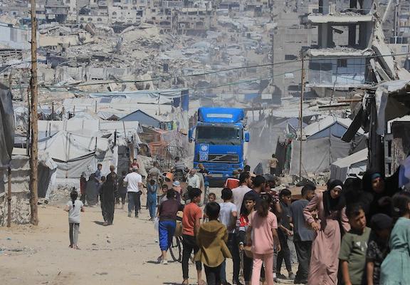 نازحون فلسطينيون يعيشون في خيام وسط الدمار في منطقة الزرقاء شرق غزة، 17 حزيران/يونيو 2026. تصوير: بلال أسامة.