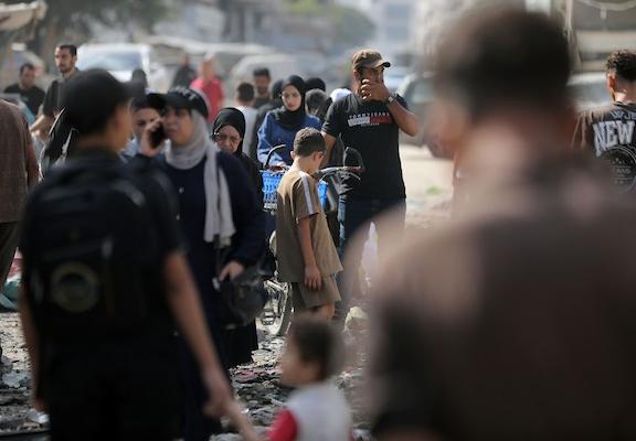 يتفقد فلسطينيون الأضرار الناجمة عن غارتين جويتين إسرائيليتين استهدفتا منزلين في مخيم الشاطئ للاجئين، غرب مدينة غزة، في 30 يوليو/تموز 2026. صورة: بلال أسامة