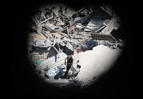 يتفقد فلسطينيون موقع غارة جوية إسرائيلية استهدفت مسجداً في منطقة اليرموك بمدينة غزة، في 29 يوليو/تموز 2026.صورة: بلال أسامة