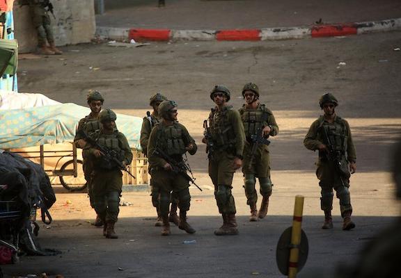 انتشر عناصر من قوات الأمن الإسرائيلية في باب الزاوية  بالخليل، 23 يوليو/تموز 2026، لتأمين دخول المستوطنين الإسرائيليين إلى المنطقة.صورة: مأمون وزواز