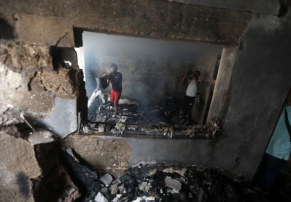 يتفقد فلسطينيون موقع غارة جوية إسرائيلية استهدفت منزل عائلة المصري في شارع الثالاثيني بمدينة غزة، في 21 يوليو/تموز 2026.صورة: بلال أسامة
