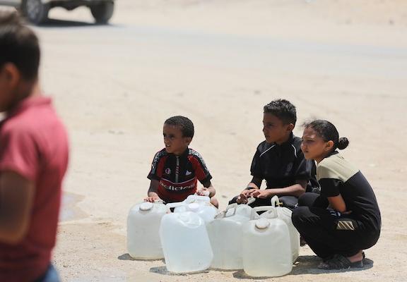 يعيش فلسطينيون نازحون في خيام مؤقتة مكتظة على طول شاطئ مدينة غزة، قطاع غزة، في 9 يوليو/تموز 2026.صورة: بلال أسامة