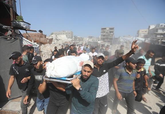 جنازة محمد فلاح دغماش وزوجته، اللذين قُتلا في غارة إسرائيلية استهدفت شقة عائلة دغماش في تل الهوى، جنوب غرب مدينة غزة، في 6 يوليو/تموز 2026.صورة: بلال أسامة
