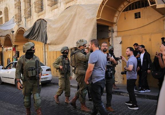 انتشرت القوات الإسرائيلية في البلدة القديمة بالخليل في الضفة الغربية المحتلة في 25 يوليو/تموز 2026، وأغلقت الطرق والمداخل المؤدية إلى عدة أحياء لتأمين جولة للمستوطنين الإسرائيليين.صورة: مأمون وزواز