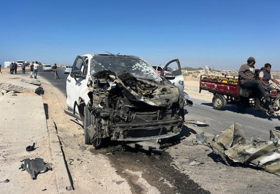 انتشل مسعفون جثة فلسطيني وأجلوا جرحى من موقع غارة إسرائيلية استهدفت مركبة مدنية غرب مخيم النصيرات للاجئين وسط قطاع غزة، في 11 يوليو/تموز 2026. صورة: حسن الجدي