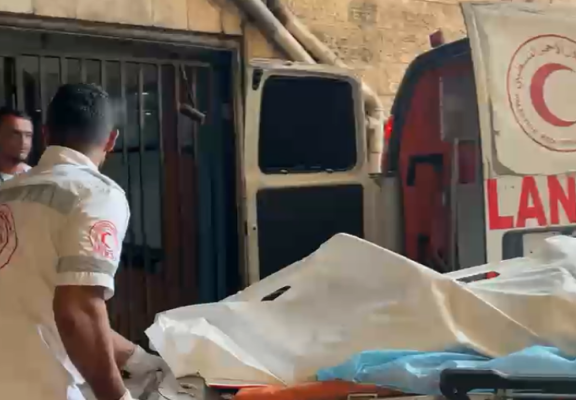 نقلت طواقم الإسعاف التابعة لجمعية الهلال الأحمر الفلسطيني، قبل قليل، 4 إصابات وشهيدين جراء استهدافين منفصلين إلى مستشفى القدس التابع للجمعية