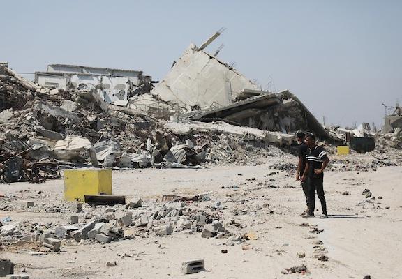 فلسطينيون نازحون يحملون أمتعتهم أثناء مغادرتهم حي الزيتون بمدينة غزة، في 22 يوليو/تموز 2026، بعدما تقدّم الجيش الإسرائيلي بحواجز خرسانية تُعرف باسم «الخط الأصفر».تصوير: بلال أسامة