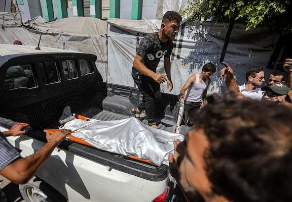 انتشل مسعفون ومتطوعون جثامين شهداء وجرحى من موقع غارة إسرائيلية استهدفت مقرًا للشرطة البلدية وسط  غزة، 19 أغسطس/آب 2026،(صورة: بلال أسامة)