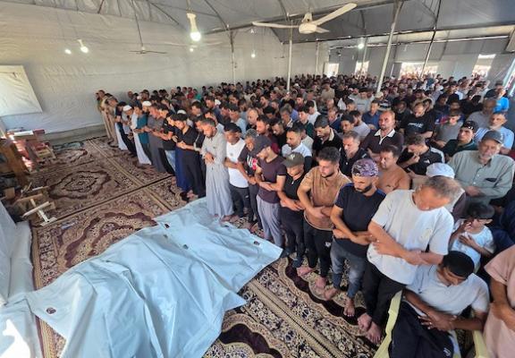 حضر المشيعون جنازة ثلاثة من أفراد عائلة عابدين في مجمع ناصر الطبي بخان يونس، جنوب قطاع غزة، في 28 أغسطس/آب 2026.صورة: طارق محمد