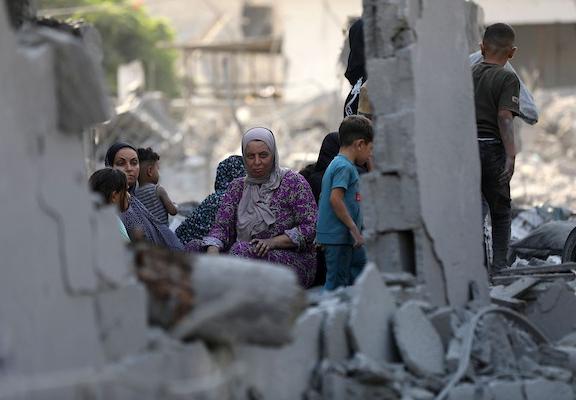 يتفقد فلسطينيون الأضرار الناجمة عن غارة جوية إسرائيلية استهدفت منزلاً في منطقة الصفطاوي بمدينة غزة في الأول من أغسطس/آب 2026.صورة: بلال أسامة