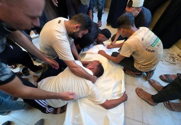 ودّع المشيّعون جثمان حذيفة كوارع خلال جنازته في مجمع ناصر الطبي بخان يونس، جنوب قطاع غزة، في 13 أغسطس/آب 2026.(صورة: طارق محمد )