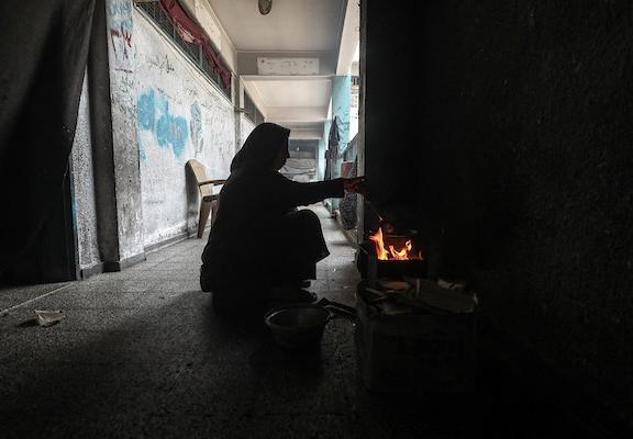 يقيم فلسطينيون نازحون في ملاجئ تابعة لوكالة الأونروا في مخيم النصيرات للاجئين، وسط قطاع غزة، في 7 أغسطس/آب 2026. صورة: معز صالحي