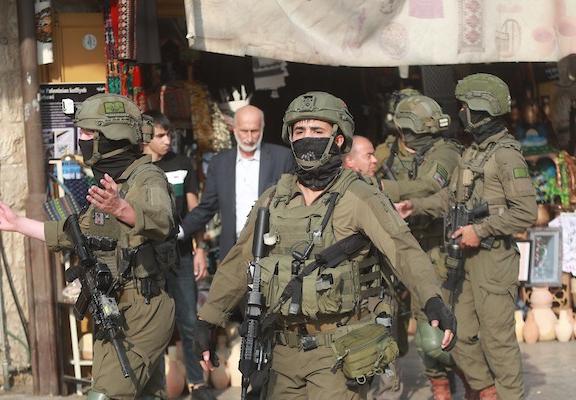 انتشر جنود إسرائيليون في البلدة القديمة بالخليل في الضفة الغربية، في 15 أغسطس/آب 2026.صورة: مأمون وزواز