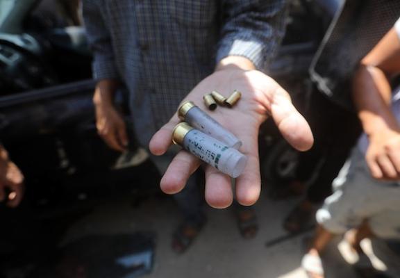 يتفقد فلسطينيون موقع غارات جوية وإطلاق نار إسرائيلي غرب مدينة غزة في الأول من سبتمبر/أيلول 2026. (صورة: بلال أسامة)